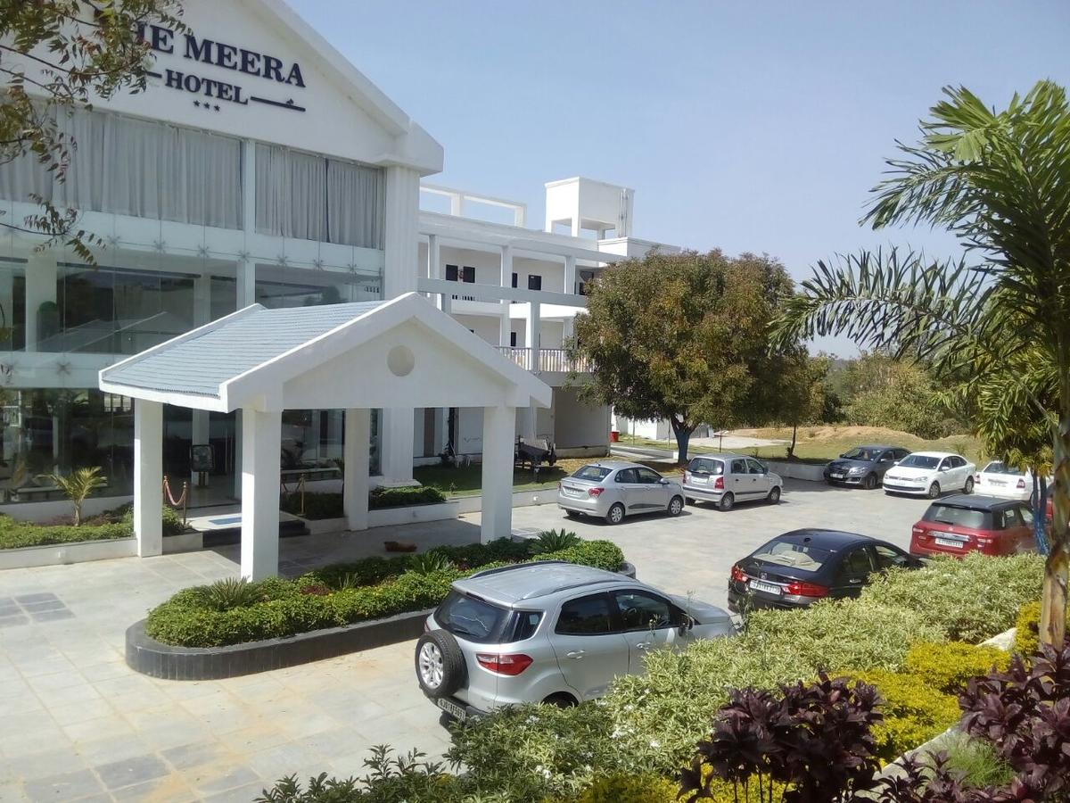 The Meera Hotel Derol Exterior photo